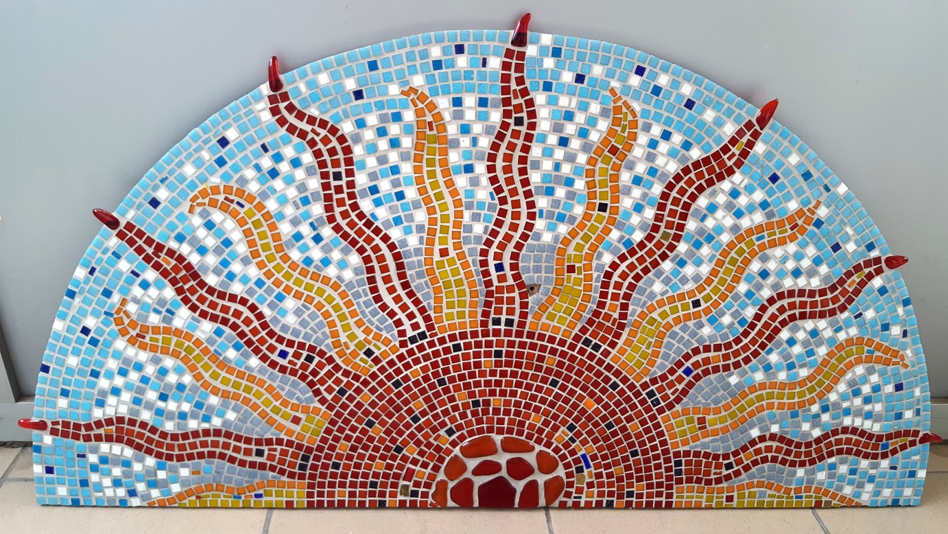 Sunce, mozaik staklo na drvetu, dekoracija za enterijer i eksterijer, maj 2021, 98 x 52 cm.