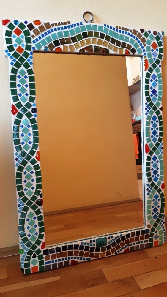 Mozaik staklo, ogledalo na starom restauriranom drvenom ramu, 86 x 58 cm.
